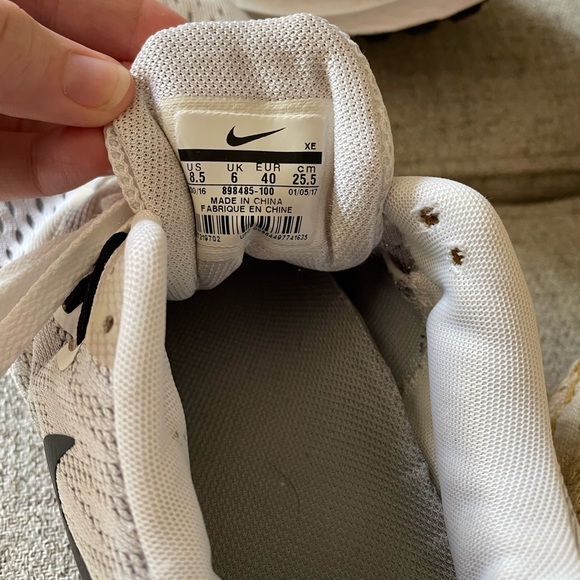 Womens Nike Shoes - Picture 2 of 3